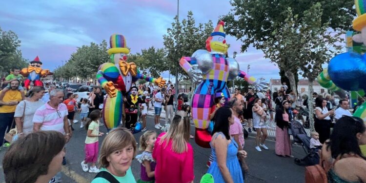 Un colorido pasacalles llena de payasos gigantes y animación las calles de Cabrerizos