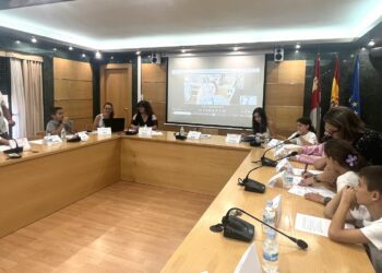 La mejora de la accesibilidad y la eliminación de barreras arquitectónicas centran el primer Consejo de Niños del curso escolar en Carbajosa