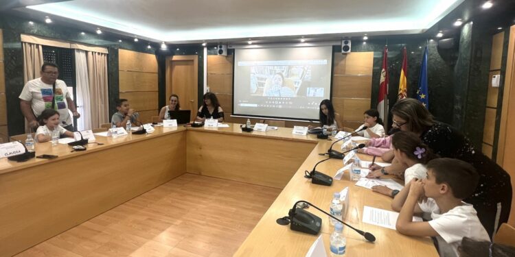 La mejora de la accesibilidad y la eliminación de barreras arquitectónicas centran el primer Consejo de Niños del curso escolar en Carbajosa