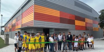 El nuevo pabellón multideporte de Carbajosa inicia su actividad con dos partidos exhibición de baloncesto y fútbol sala