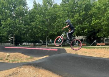 La exhibición de destreza y habilidades de los jóvenes sobre la bici inicia la Semana de la Movilidad en Carbajosa