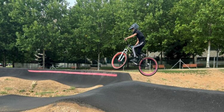 La exhibición de destreza y habilidades de los jóvenes sobre la bici inicia la Semana de la Movilidad en Carbajosa