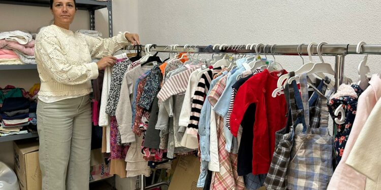 ‘El Roperito’ de Villamayor reabre sus puertas a partir del día 15 en las nuevas instalaciones y con un horario más amplio