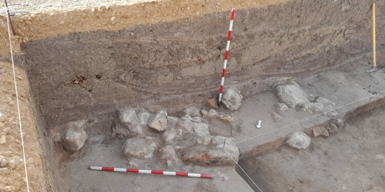 Los restos romanos aparecidos en el Teso de San Miguel de Villamayor paralizan las obras de las gradas del campo de fútbol