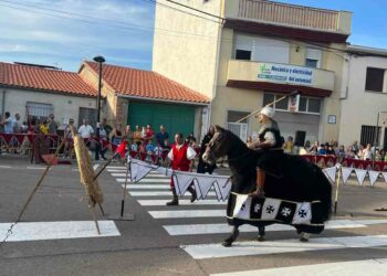 Castellanos regresa al medievo con el torneo de justas entre caballeros y los puestos de artesanía, juegos y alimentación del III Mercado Medieval