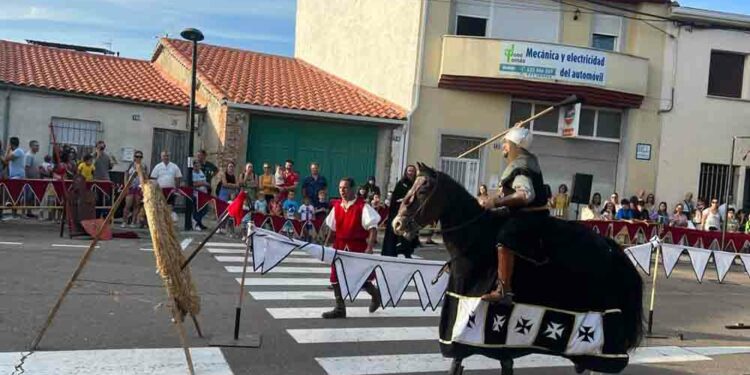 Castellanos regresa al medievo con el torneo de justas entre caballeros y los puestos de artesanía, juegos y alimentación del III Mercado Medieval