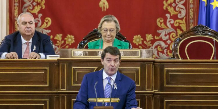 Fernández Mañueco acudirá a la justicia si Sánchez ‘cambia’ con las autonomías privilegios por votos para su investidura