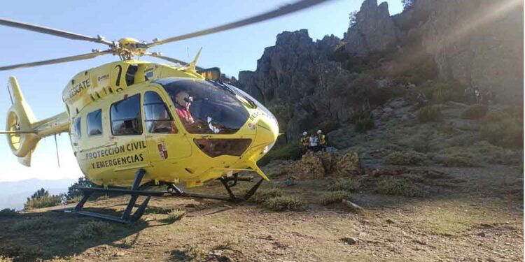 El helicóptero del 112 rescata a una mujer en Herguijuela de la Sierra