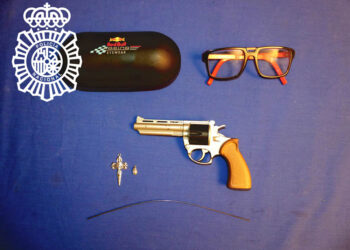 La Policía Nacional detiene a un hombre por robar en un vehículo en la Avenida Villamayor que cuenta con 35 detenciones