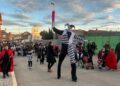 Zancudos y malabaristas diabólicos guían el pasacalles de Halloween en Aldeatejada