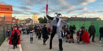 Zancudos y malabaristas diabólicos guían el pasacalles de Halloween en Aldeatejada