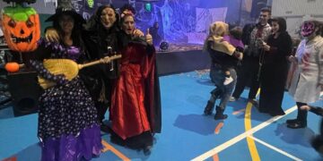 Los vecinos de Cabrerizos disfrutan de una fiesta ‘de miedo’ al ritmo de la música del dj