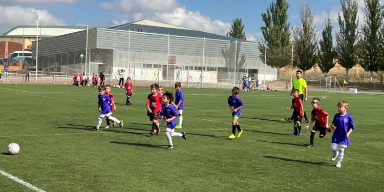 Jornada de fiesta del Sporting Carbajosa para presentar a los 14 equipos con los que juega esta temporada