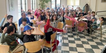 Los abuelos y los niños de Carbajosa comparten una jornada de juegos y cuentos de ayer y de hoy