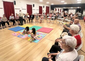 Los abuelos de Castellanos comparten recuerdos y la memoria de su infancia con los más pequeños en el Día de los Mayores