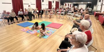 Los abuelos de Castellanos comparten recuerdos y la memoria de su infancia con los más pequeños en el Día de los Mayores
