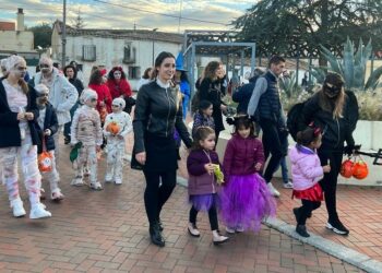 Piñatas, chuches y música para los pequeños monstruos de Doñinos