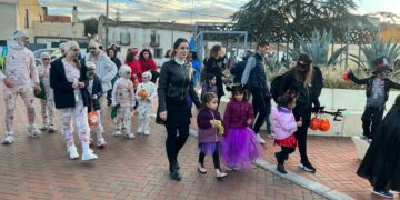 Piñatas, chuches y música para los pequeños monstruos de Doñinos