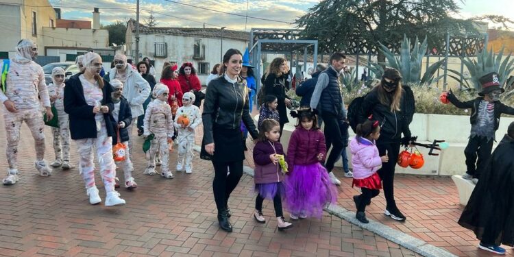Piñatas, chuches y música para los pequeños monstruos de Doñinos