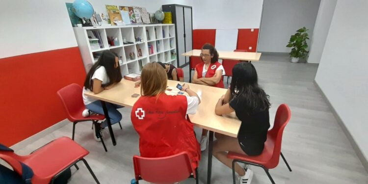 Una treintena de niños de Santa Marta de 6 a 15 años participa en el programa de apoyo escolar de Cruz Roja