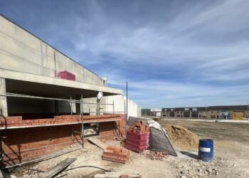 Villares inicia la creación de las pistas de petanca en el polígono con la construcción de una caseta para aseos y almacén