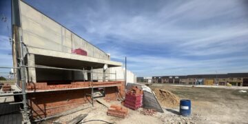 Villares inicia la creación de las pistas de petanca en el polígono con la construcción de una caseta para aseos y almacén