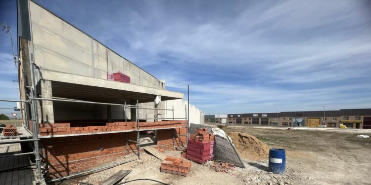 Villares inicia la creación de las pistas de petanca en el polígono con la construcción de una caseta para aseos y almacén