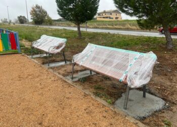 Nuevos bancos para las zonas de ocio del casco urbano y las urbanizaciones de Carbajosa