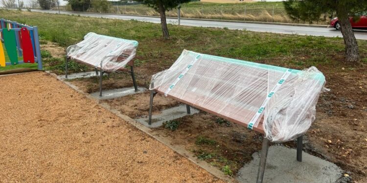 Nuevos bancos para las zonas de ocio del casco urbano y las urbanizaciones de Carbajosa