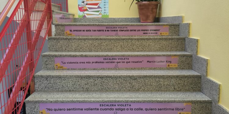 Cabrerizos estrena la ‘Escalera Violeta’ contra la violencia de género