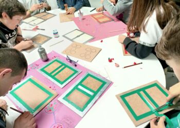 Cibercarba construye un dominó gigante para expresar su rechazo a la violencia de género