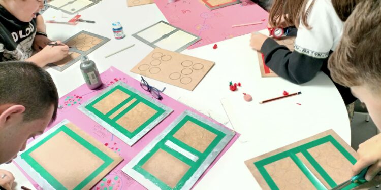 Cibercarba construye un dominó gigante para expresar su rechazo a la violencia de género