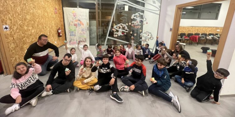 Cibercarba y Ciudad de los Niños de Carbajosa celebran el Día de la Infancia jugando a un cubo de Rubik especial con los derechos del niño