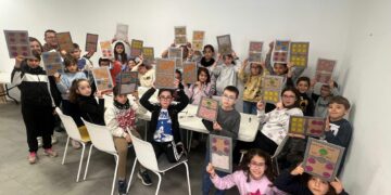 Los niños de Carbajosa juegan contra la violencia con el dominó gigante por la igualdad