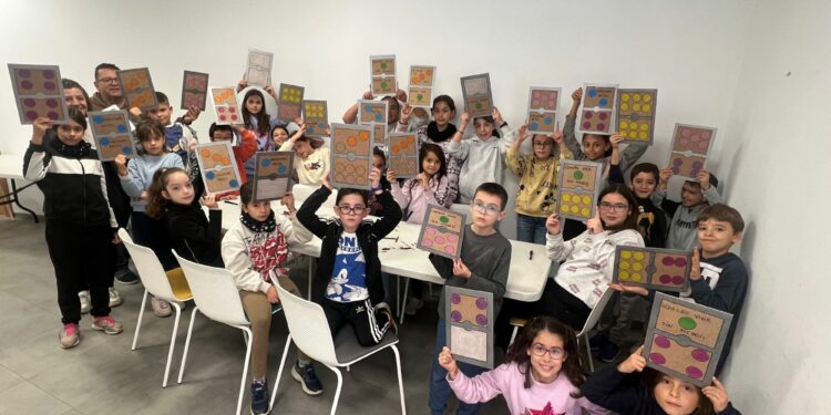 Los niños de Carbajosa juegan contra la violencia con el dominó gigante por la igualdad