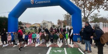 La carrera solidaria ‘Save the Children’ vuelve a reunir a los 300 escolares del CRA La Flecha por los derechos de los niños