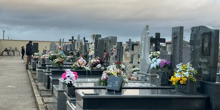 Los vecinos del alfoz de Salamanca cumplen con la tradición del Día de Todos los Santos