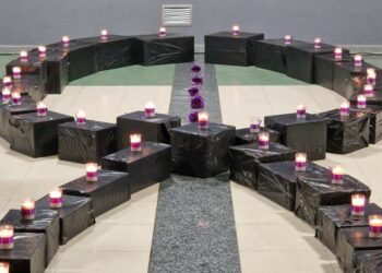 Los vecinos de Doñinos volverán a formar su gran lazo negro con velas contra la violencia de género