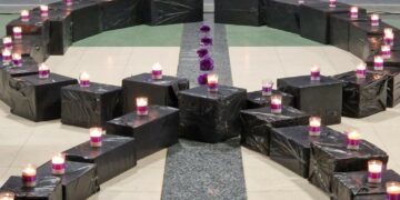 Los vecinos de Doñinos volverán a formar su gran lazo negro con velas contra la violencia de género