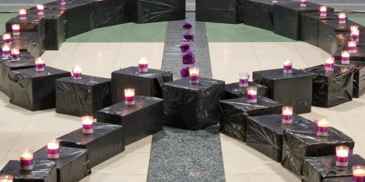 Los vecinos de Doñinos volverán a formar su gran lazo negro con velas contra la violencia de género