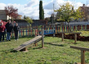 Respuesta a la demanda vecinal para mejorar dos zonas de ocio y deporte en la urbanización Aldebarán