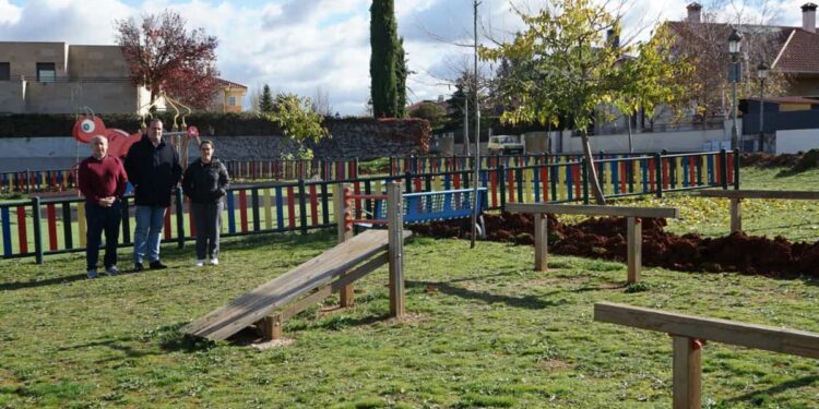 Respuesta a la demanda vecinal para mejorar dos zonas de ocio y deporte en la urbanización Aldebarán