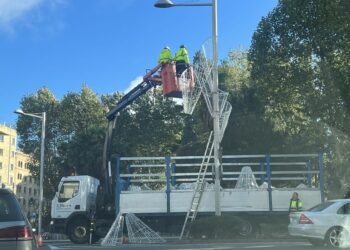 Comienza la instalación de las luces para acercar la llegada de la Navidad