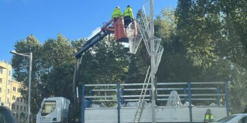 Comienza la instalación de las luces para acercar la llegada de la Navidad