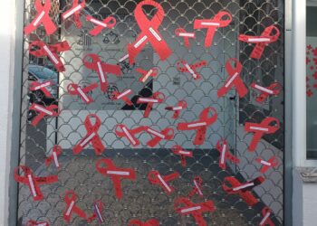 40 lazos rojos con mensajes en la puerta de la sede de Cruz Roja Santa Marta invitan a reflexionar sobre el estigma social que aún sufren los enfermos de Sida