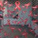 40 lazos rojos con mensajes en la puerta de la sede de Cruz Roja Santa Marta invitan a reflexionar sobre el estigma social que aún sufren los enfermos de Sida