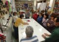 Los vecinos de Santa Marta aprenden a elaborar un libro acordeón con el taller de la Fundación Venancio Blanco y la Diputación