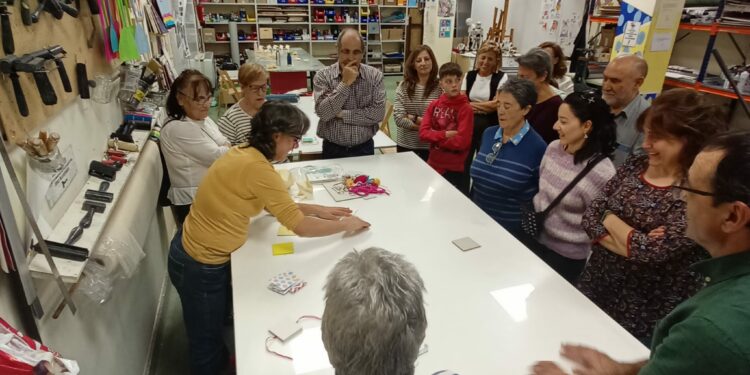 Los vecinos de Santa Marta aprenden a elaborar un libro acordeón con el taller de la Fundación Venancio Blanco y la Diputación