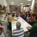 Los vecinos de Santa Marta aprenden a elaborar un libro acordeón con el taller de la Fundación Venancio Blanco y la Diputación