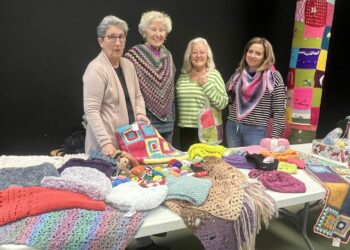 Las mujeres de Tejemaneje vuelven con sus labores al mercadillo solidario navideño a favor de la AECC